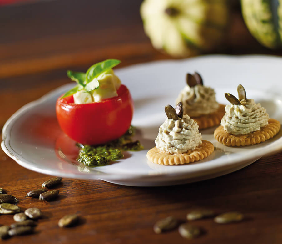 Frischkäse-Tomaten mit Kürbiskern-Kräcker