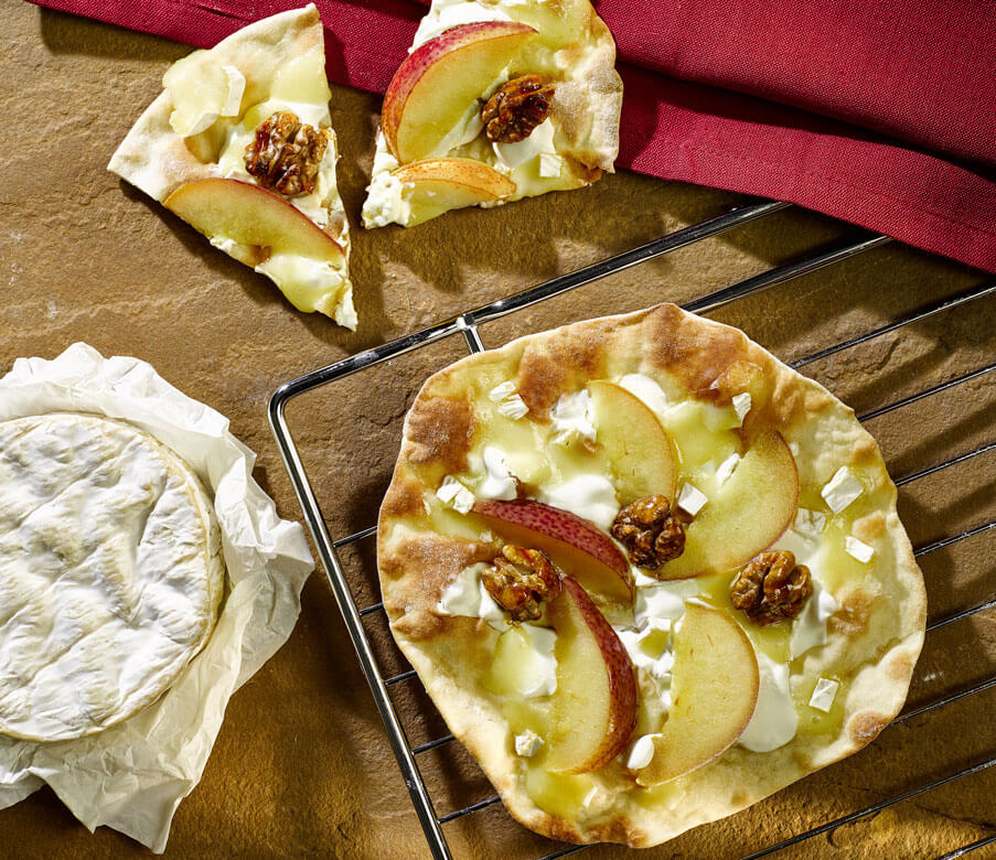 Flammkuchen mit Ziegencamembert, Birne und Walnüssen