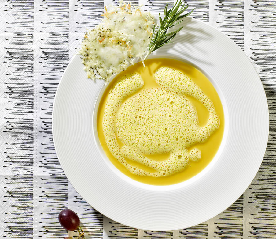 Kürbis-Trauben-Suppe mit Ziegenkäsetaler