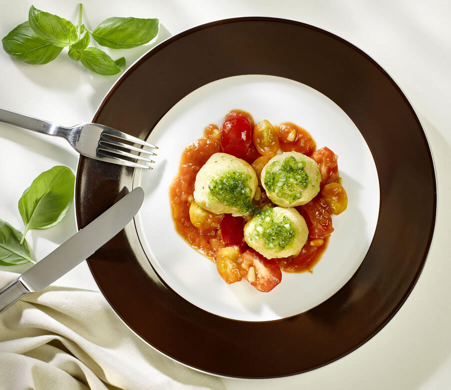 Pikante Topfenknödel auf Tomaten-Pinienkern-Ragout