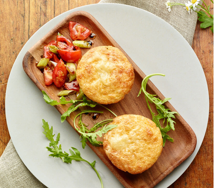 Heumilch-Bergkäseküchlein mit Balsamico-Tomaten