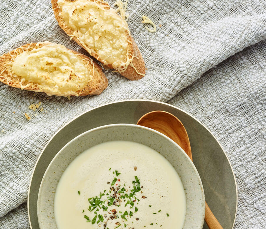 Knoblauchcremesuppe mit Heumilch-Käseschiffchen