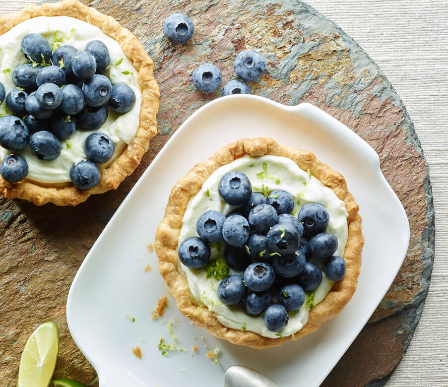 Tarteletts mit Limettencreme und Heidelbeeren