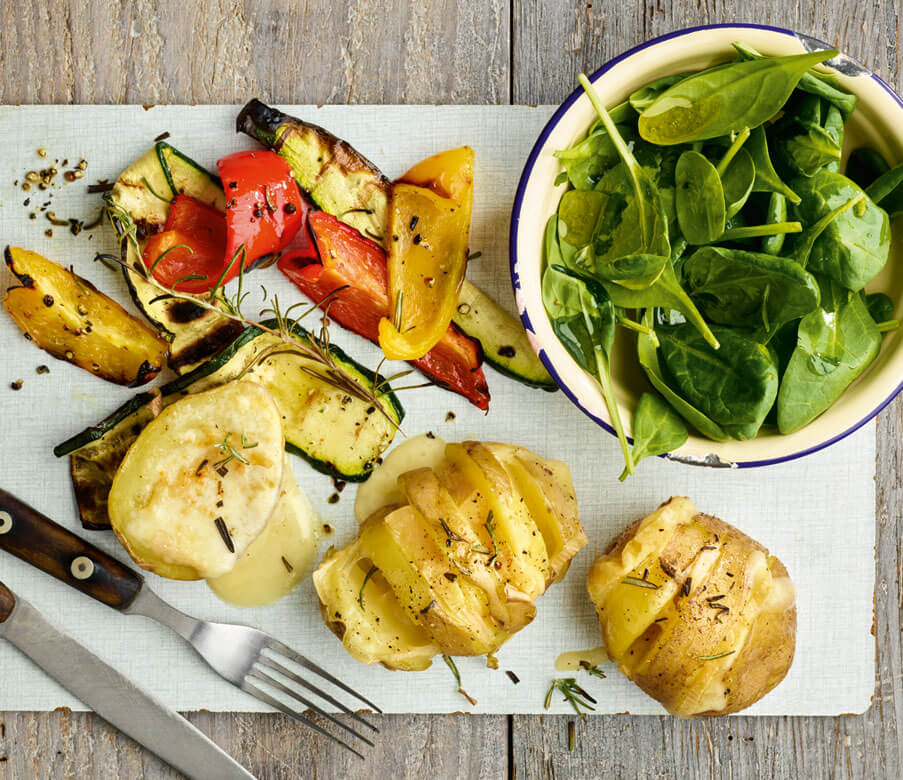 Käse-Kartoffeln mit Grill-Gemüse und Salat