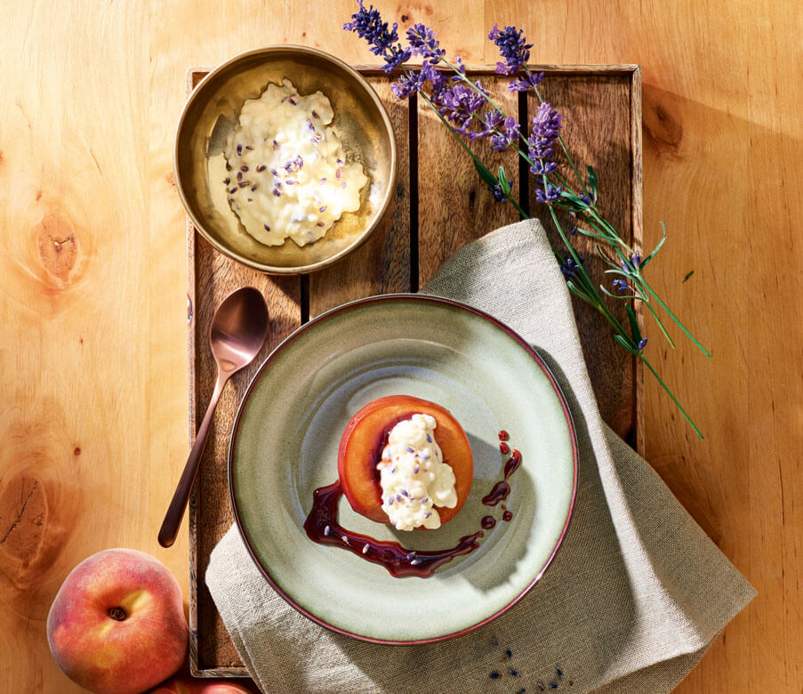 Rotwein-Pfirsich mit Lavendel-Milchreis