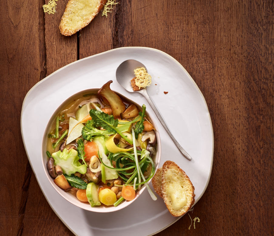 Minestrone mit Heumilch-Käse und Crostini