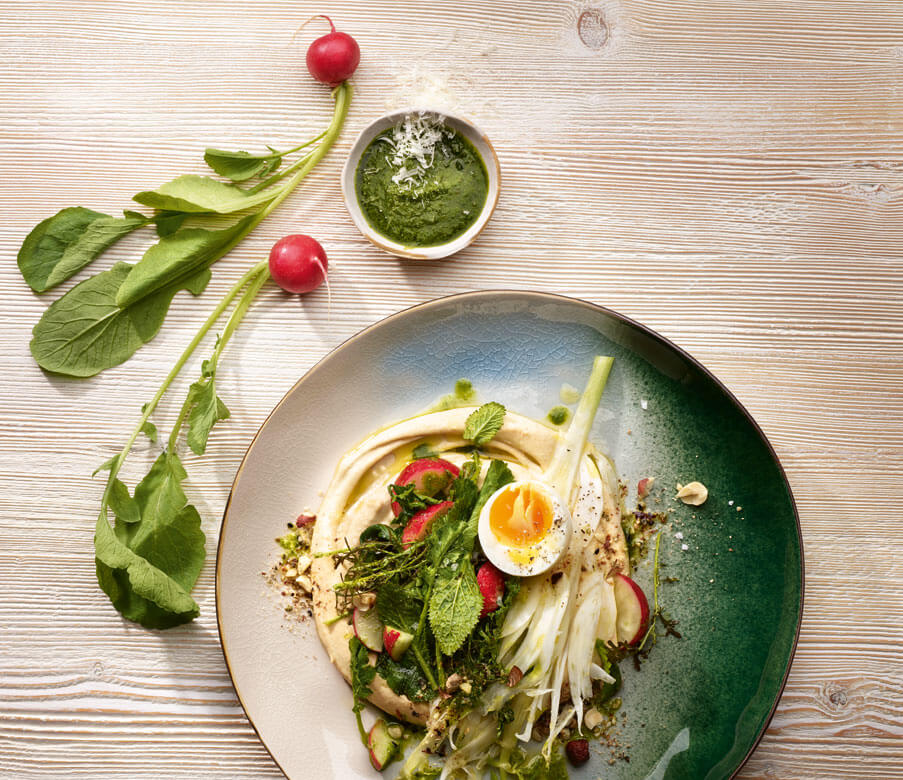 Radieschenblätterpesto mit Bergkäse und Salat