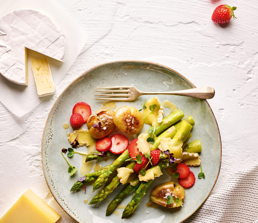 Frühlingshafter Spargel, Erdbeeren und Heumilch-Käse