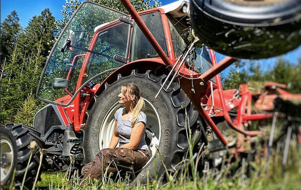 Grünlandpflege mit Traktor