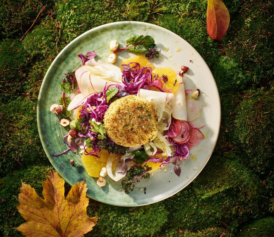 Rotkrautsalat mit gebackenem Heumilch- Camembert