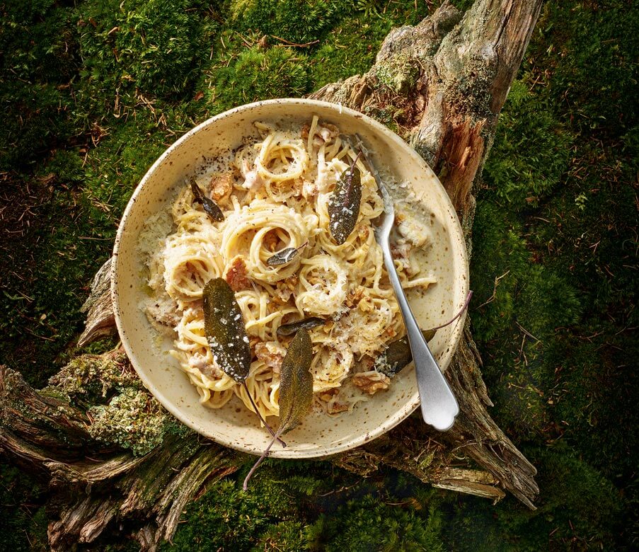 Tagliatelle in Walnusssauce mit Heumilch und Salbei