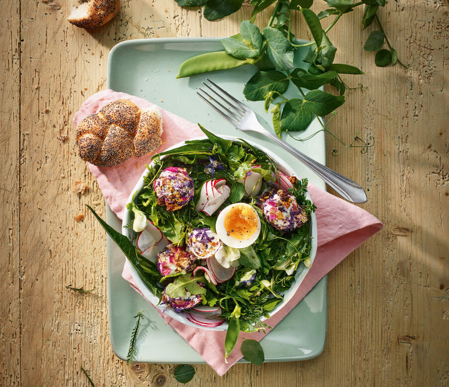 Wildkräutersalat mit Heumilch-Ziegenfrischkäsebällchen