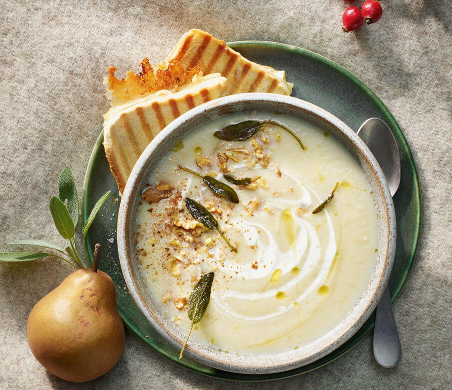 Sellerie-Birnen-Suppe mit Heumilch-Käse-Toast