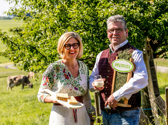 Christiane Mösl und Markus Fischer freuen sich über einen gelungenen Heuerntestart