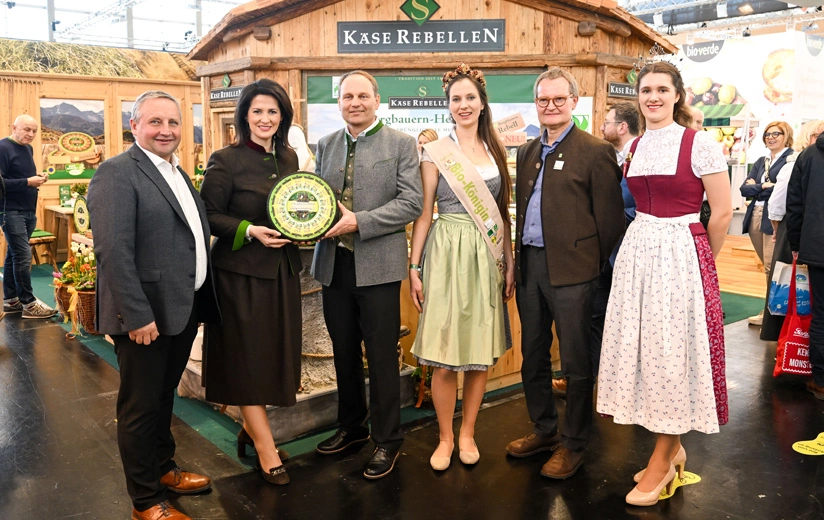 Ministerin Kaniber besucht Heumilch-Mitgliedsbetrieb auf der Biofach