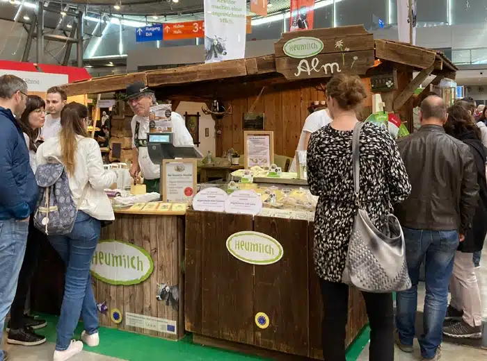 Zahlreiche Besucher am Stand der ARGE Heumilch bei der Slow Food Messe 2023 in Stuttgart. 