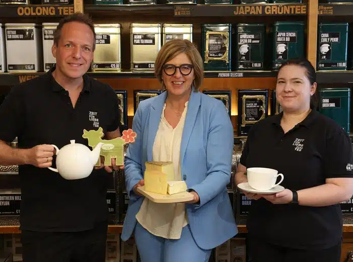 Christoph Masin (Geschäftsführer JägerTEE), Christiane Mösl (Geschäftsführerin ARGE Heumilch, Mitte) und Marie Živković (Storemanagerin JägerTEE, rechts) sorgten bei ihrer gemeinsamen Verkostung von Heumilch-Käse und Tee für reizvolle Geschmackserlebnisse.