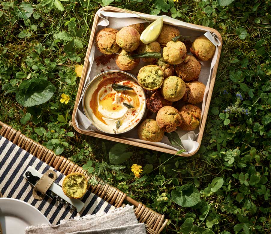 Heumilch-Emmentaler-Falafel mit Brokkoli und Hummus