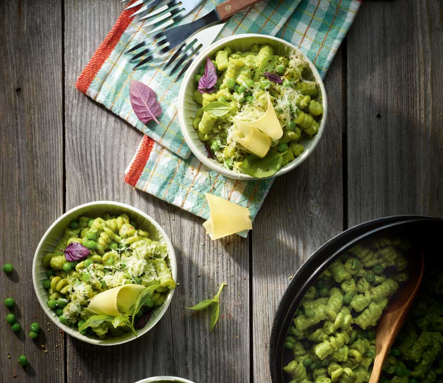 Heumilch-Joghurt-Pasta mit Erbsen, Basilikum und Heumilch-Bergkäse