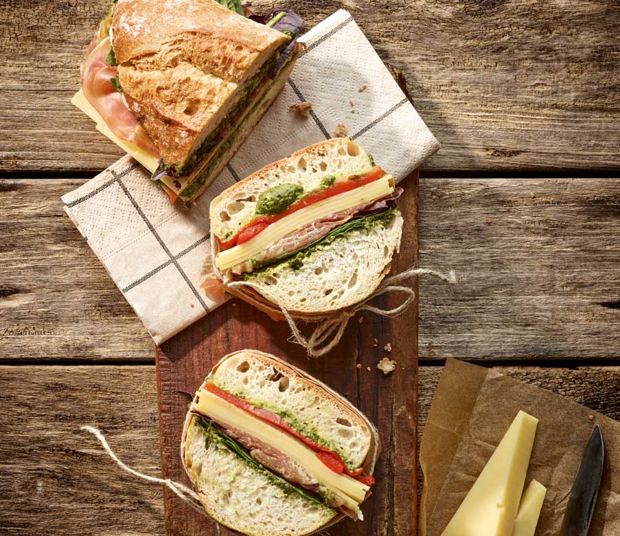 Sandwich mit Grillpaprika, Heumilch-Bergkäse und Basilikumpesto