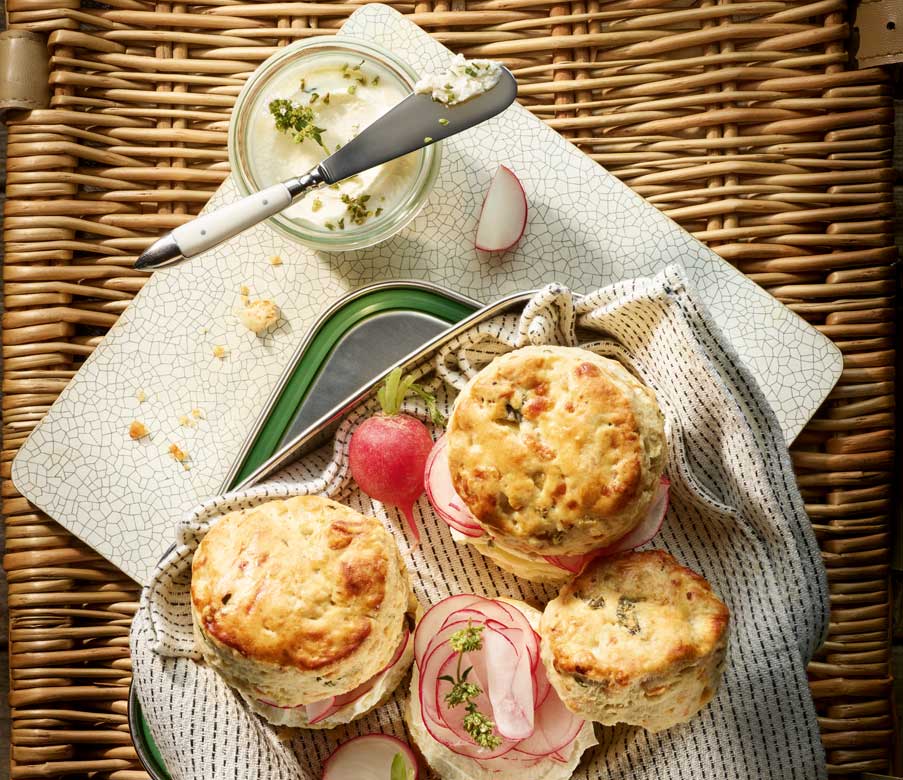 Heumilch-Buttermilch-Emmentalerscones mit Kräuter-Frischkäse und Radieschen