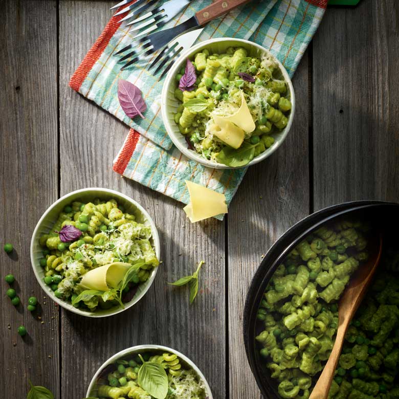 Nudelsalat mit Erbsen und Bergkäse für unterwegs