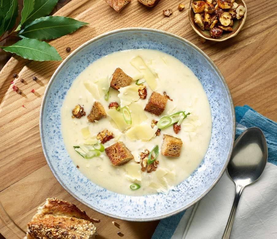 Käsesuppe mit Nuss-Crunch