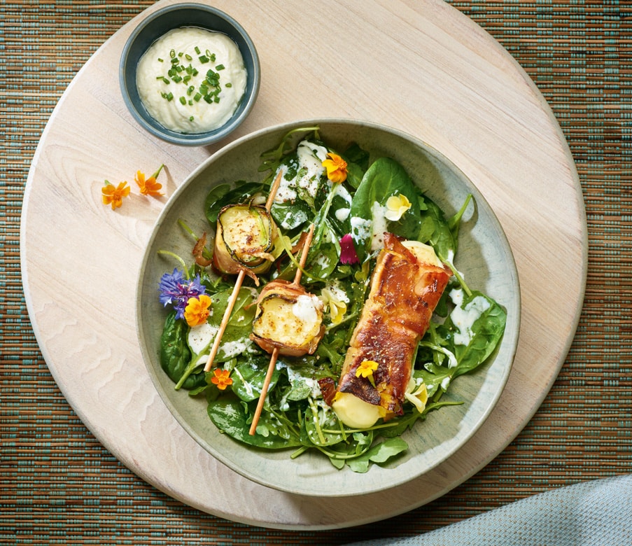 Zucchini-Käse-Röllchen auf Blattsalat