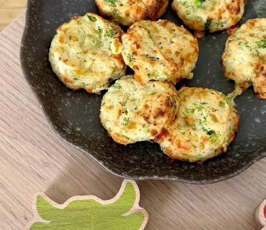 Knusprige Brokkoli-Kartoffel-Käse-Taler im Air Fryer