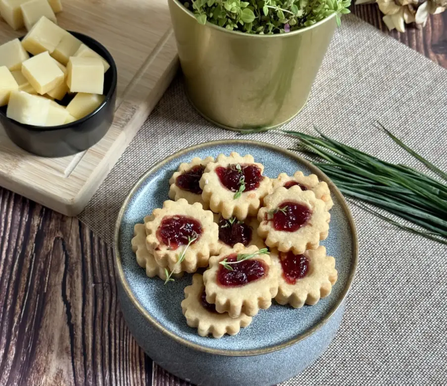 Heumilch-Käse-Preiselbeer-Thumbprints